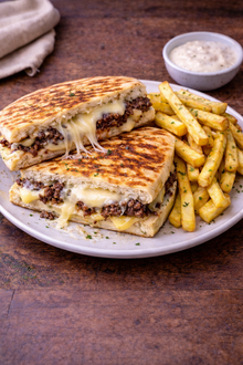 Tereyağlı Bazlama Ekmeğine Kavurmalı Kaşarlı Tost görseli