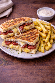 Tereyağlı Bazlama Ekmeğine Sucuklu Kaşarlı Tost görseli