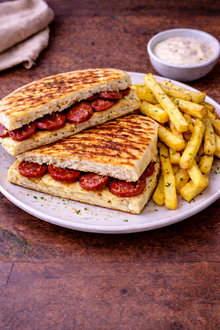 Tereyağlı Bazlama Ekmeğine Sucuklu Tost görseli