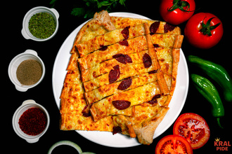 Kaşarlı Sucuklu Yumurtalı Pide görseli