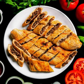 Kavrulmuş Kuşbaşılı Kapalı Pide görseli