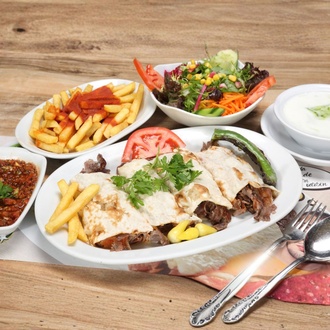 Soslu Kaşarlı Et Döner Dürüm görseli