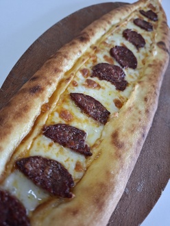 Sucuklu Kaşarlı Pide görseli