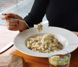 Fusilli Con Ricotta & Funghi E Manzo Affumicato görseli