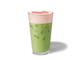 Iced Strawberry Matcha Latte görseli