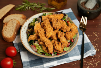 Çıtır Tavuklu Salata görseli