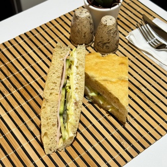 Hindi Fümeli Focaccia Sandviç görseli