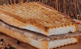 Tost Ekmeğine Yumurtalı Sucuklu Beyaz Peynirli görseli