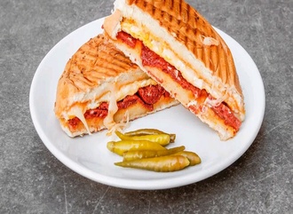 Sucuklu Kaşarlı Yumurtalı Tost görseli