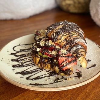 Kuruvasan Waffle Bitter Çikolatalı Çilekli ,Muzlu Üzerine Fındık görseli