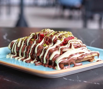 Beyaz Ve Sütlü Çikolatalı Çilek Waffle görseli