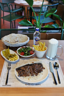 Pilav Üstü Döner 200 Gram & Patates & Salata & Turşu görseli