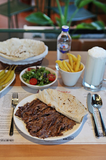 Porsiyon Döner 200 Gram & Patates & Salata & Turşu görseli