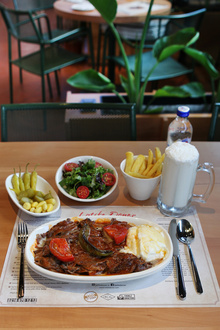 İskender 300 Gram & Patates & Salata & Turşu görseli