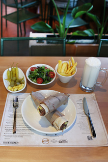 Dürüm Döner 200 Gram & Patates & Salata & Turşu görseli
