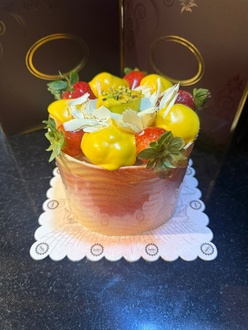 Muzlu Çilekli Beyaz Kremalı Pasta (4 - 6 Kişilik) görseli
