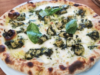 Pollo Con Salsa Basilico Pizza görseli