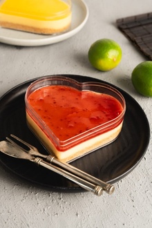 Çilekli Kalpli Büyük Cheesecake görseli