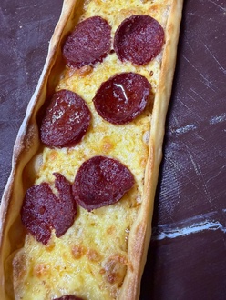 Açık Sucuklu Kaşarlı Pide görseli