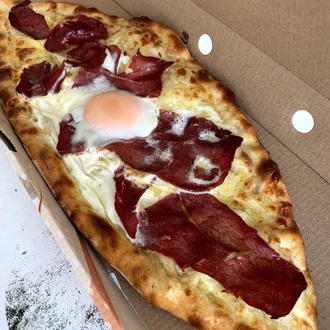 Açık Pastırmalı Kaşarlı Pide görseli