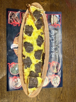 Açık Kavurmalı Kaşarlı Pide görseli