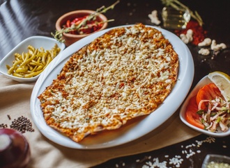 İsotlu Kaşarlı Fındık Lahmacun görseli