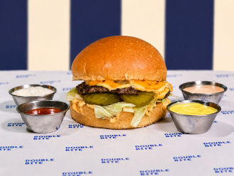 Cheeseburger Menü + İçecek görseli