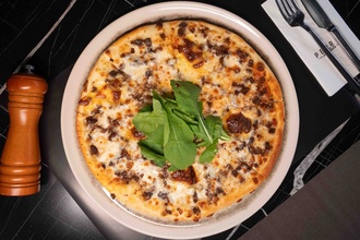 Kavurmalı Pizza görseli