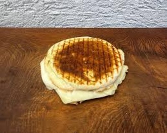 Kaşarlı Bazlama Tost + Ayran (17 Cl ) görseli