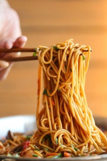 Sebzeli Noodle görseli
