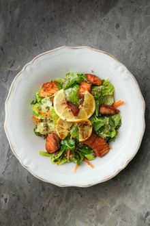 Izgara Somon Salata görseli