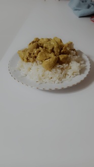 Tereyağlı Köri Soslu Tavuklu Pilav görseli