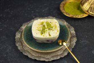 Beyaz Profiterol (Frambuazlı) görseli