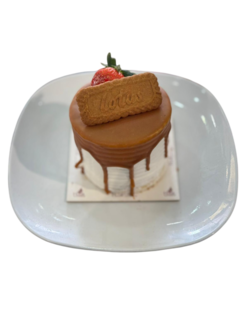 Lotuslu Çilekli Adet Pasta görseli