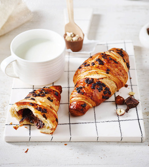 Çikolata Parçacıklı Kuruvasan görseli