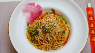 Sebzeli Noodle görseli
