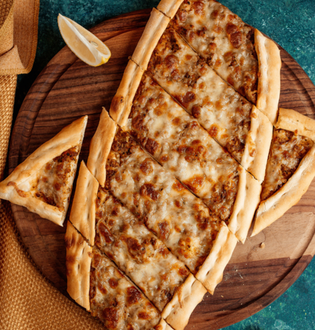 Odun Ateşinde Kıymalı Kaşarlı Pide görseli