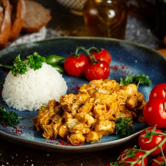 Köri Soslu Tavuk Pilav Ve Salata görseli