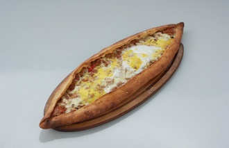 Kuşbaşılı Kaşarlı Yumurtalı Pide görseli