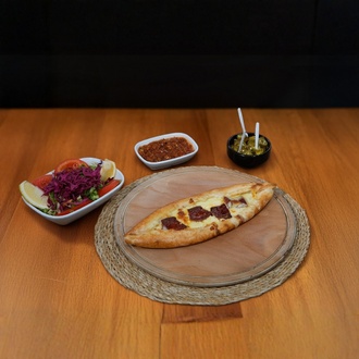 Kaşarlı Sucuklu Pide görseli
