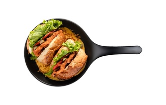 Cheddar Yatağında Chicken Burger görseli