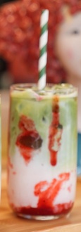 Iced Strawberry Matcha Latte görseli