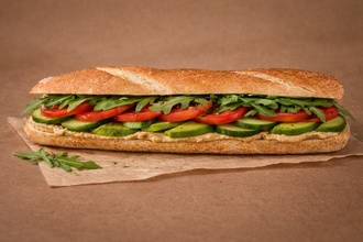 Humuslu Avokadolu Vegan Sandviç görseli