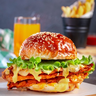 Cafe De Paris Soslu Chicken Burger görseli