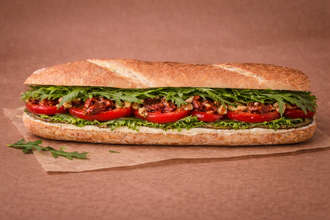 Humuslu Közlenmiş Biber Ve Cevizli Vegan Sandviç görseli