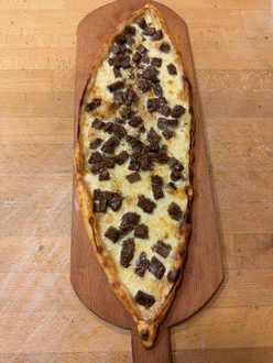 Kavurmalı & Kaşarlı Pide görseli