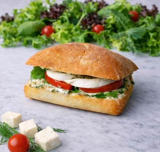 Pesto Soslu Mozzarellalı Sandviç görseli