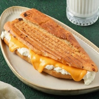 Üç Peynirli Tost görseli