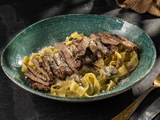 Fettuccine Steak Alfredo görseli