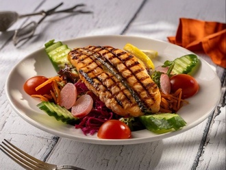 Tahıllı Izgara Somon Salata görseli